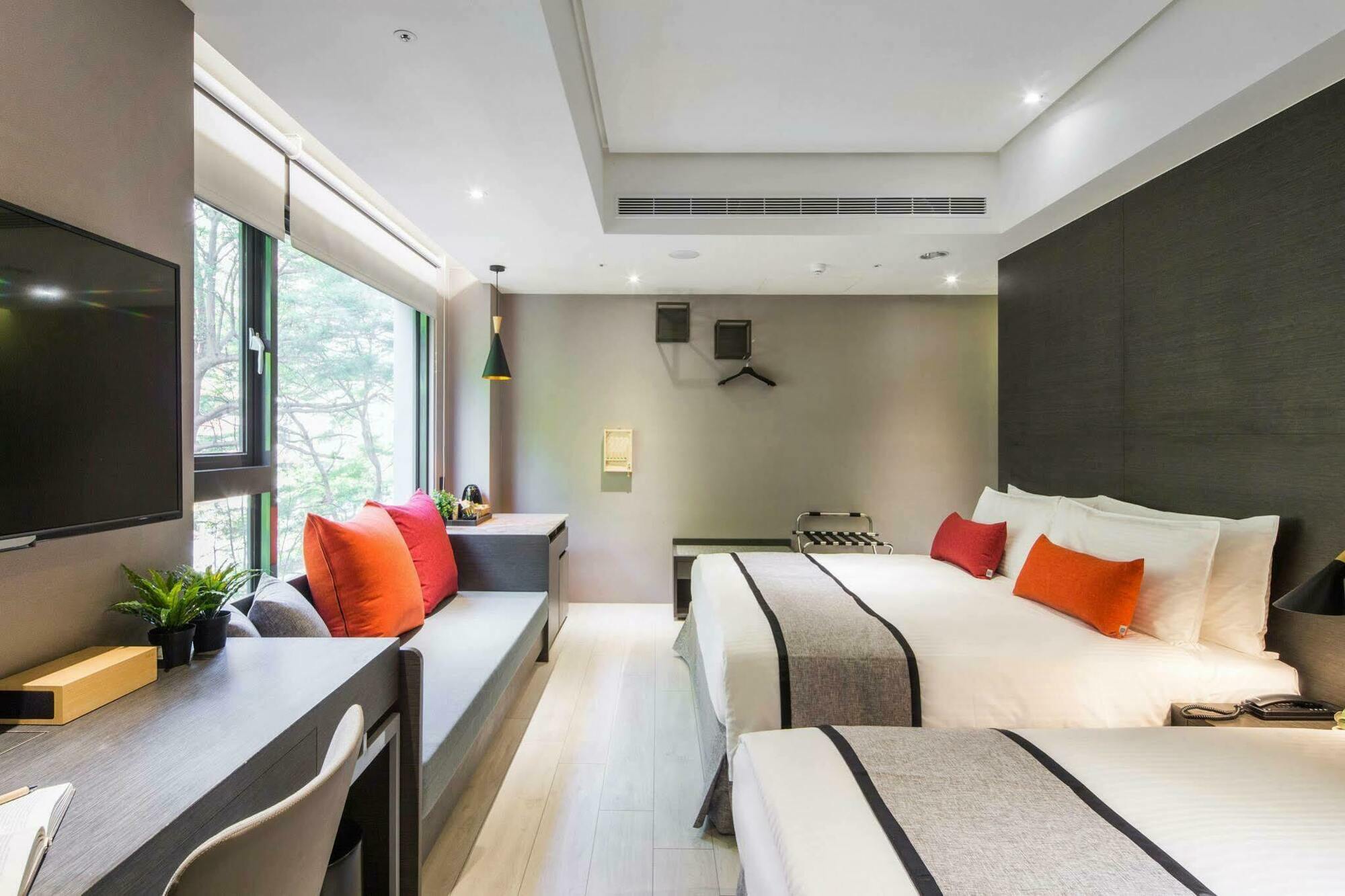 Icasa Hotel - By Cosmos Creation Taichung Esterno foto